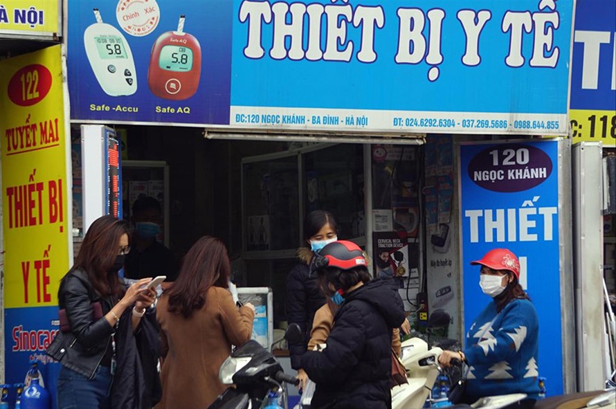 Mua bán khẩu trang tại quầy thuốc trên phố Ngọc Khánh (Ba Đình, Hà Nội)