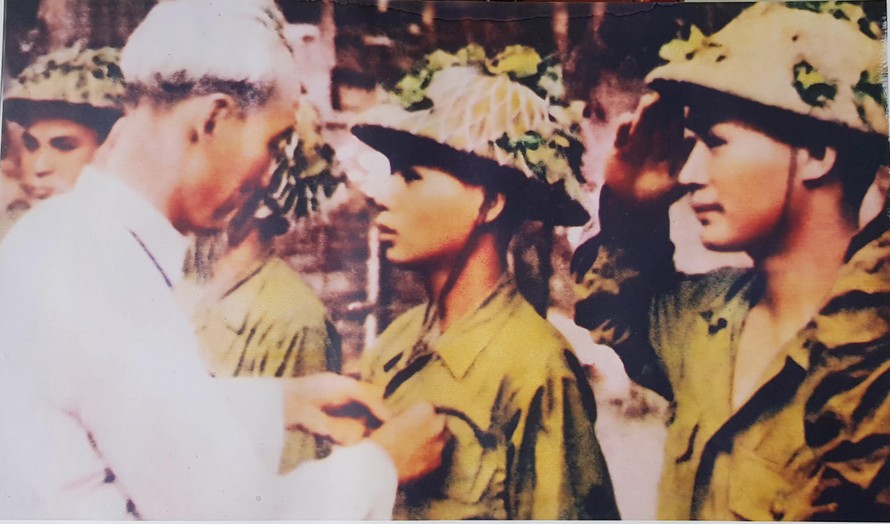 Bác Hồ tặng Huy hiệu Chiến sĩ Điện Biên cho chiến sĩ Hoàng Đăng Vinh. (Ảnh chụp lại từ tư liệu gia đình)
