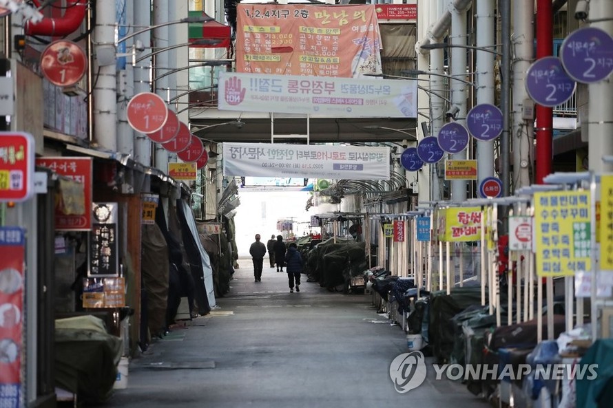 Một khu chợ ở Daegu, Hàn Quốc bị đóng cửa từ ngày 23/2 để ngăn dịch Covid-19 lây lanảnh: Yonhap 