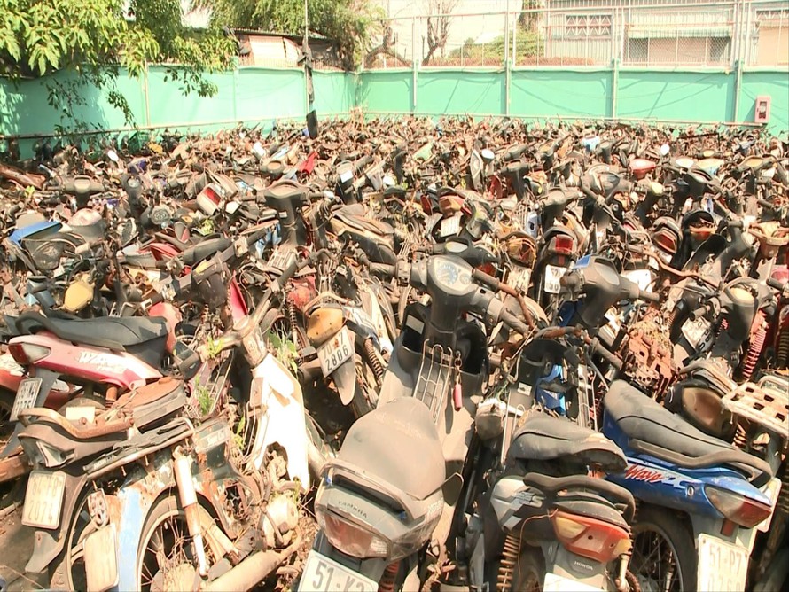 Hàng trăm nghìn xe máy nằm chỏng chơ ở bãi giữ xe tang vật của công an