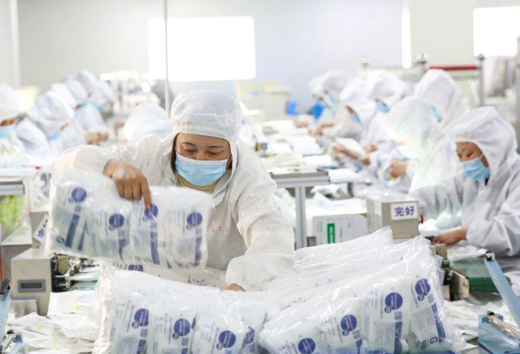 Trong một nhà máy sản xuất đồ dùng y tế tại tỉnh Giang Tô, Trung Quốc ảnh: Reuters 