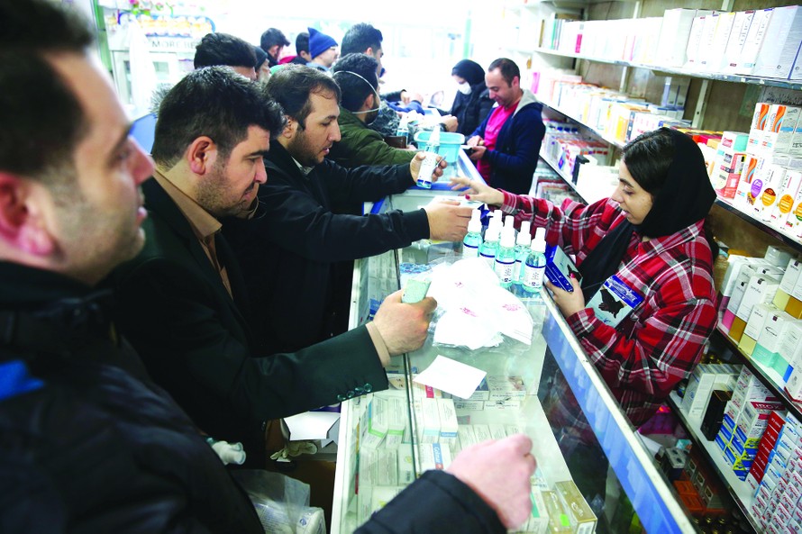 Người dân Iran đổ xô đến các hiệu thuốc để mua thuốc khử trùng 