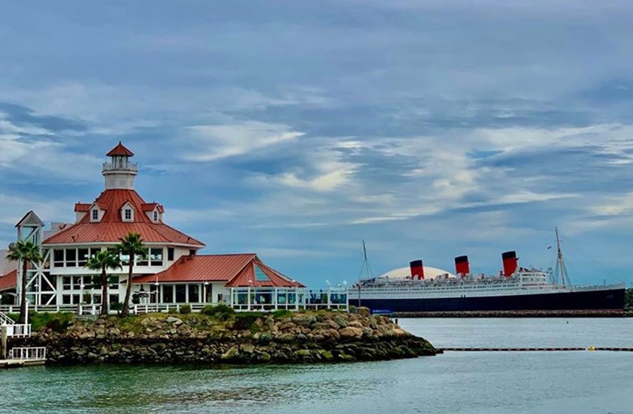 Tàu Queen Mary lịch sử (lớn hơn tàu Titanic) nay thành khách sạn - điểm du lịch nổi tiếng của thành phố cảng Long Beach 