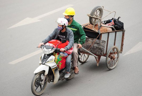 Những người thợ xây không còn việc trên đường thu dọn đồ về (Ảnh chụp ngày 1/4 tại Hà Nội) ảnh: Dương Triều