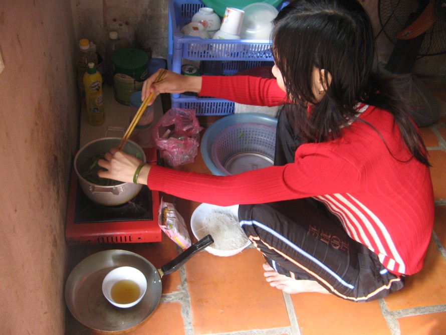 Bữa ăn của công nhân mùa dịch bệnh chỉ là quả trứng, mỳ tôm cho qua bữa Ảnh: Nam Khánh 