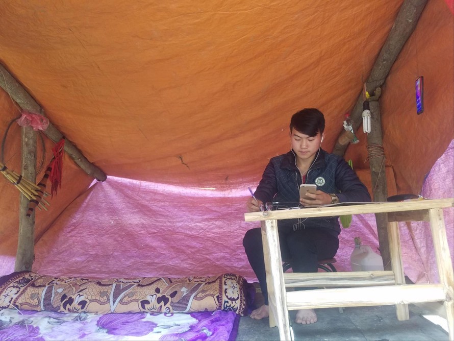 Sinh viên Lầu Mí Xá dựng lều bên sườn núi để bắt sóng học online 