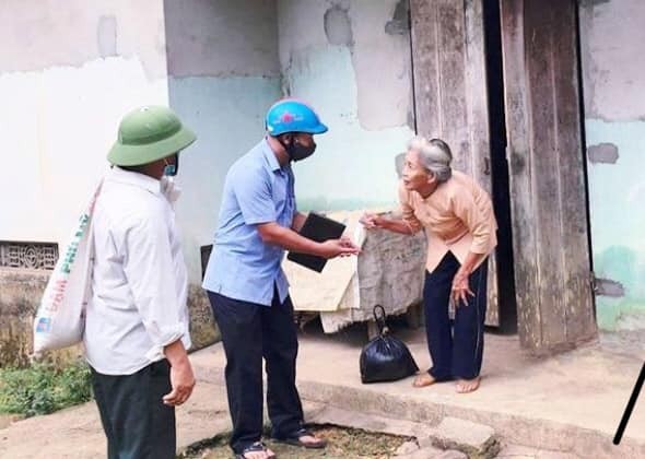 Hình ảnh cụ Lê Thị Thanh (73 tuổi) bán gà lấy tiền ủng hộ quỹ phòng chống dịch khiến nhiều người cảm kích