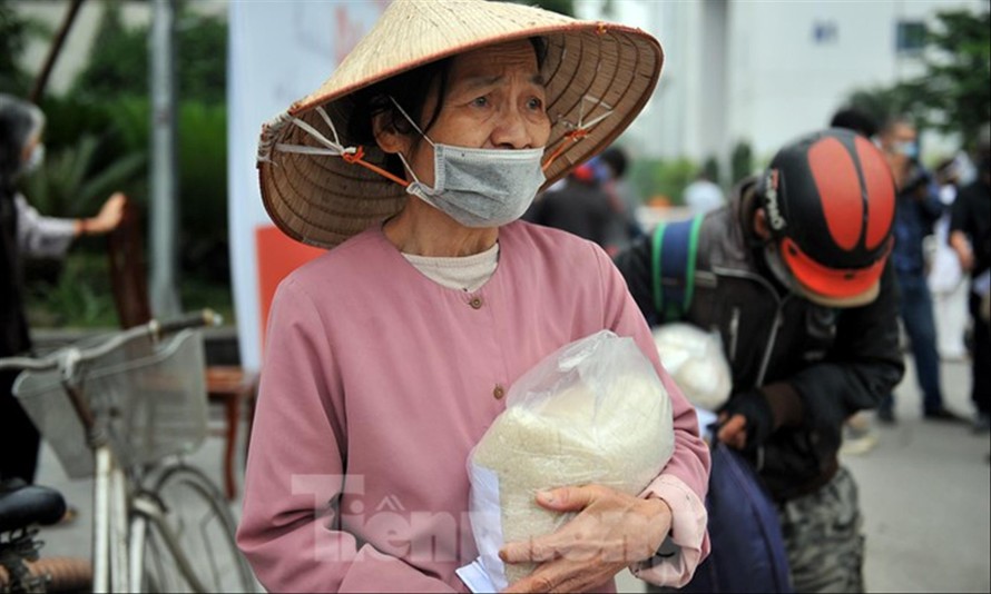 Bà Nguyễn Thị Lam (74 tuổi, Hà Nội) có hoàn cảnh rất khó khăn mong gói hỗ trợ được triển khai nhanh Ảnh: Xuân Tùng 
