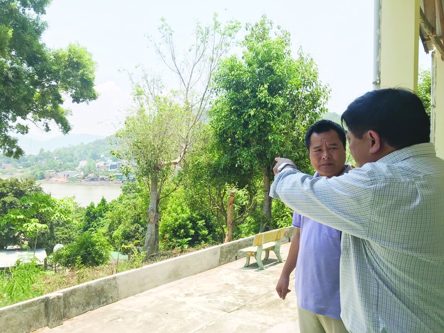 Ông Võ Ngọc Tuyên (người chỉ tay) mong có những đường hoa vòng quanh hồ Lắk 