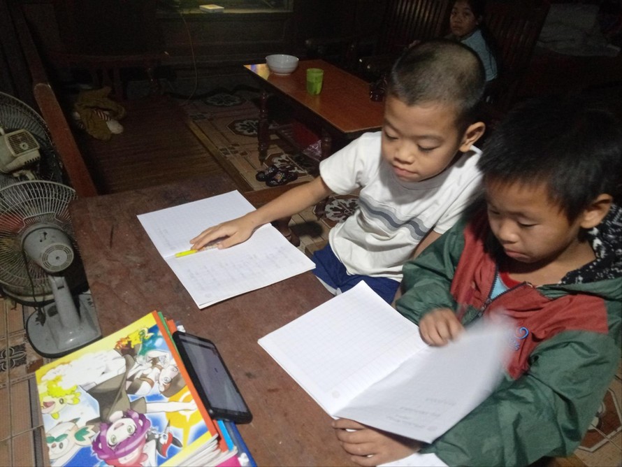 Học sinh trường Tiểu học số 3, xã Võ Lao, Văn Bàn, Lào Cai học trực tuyến 