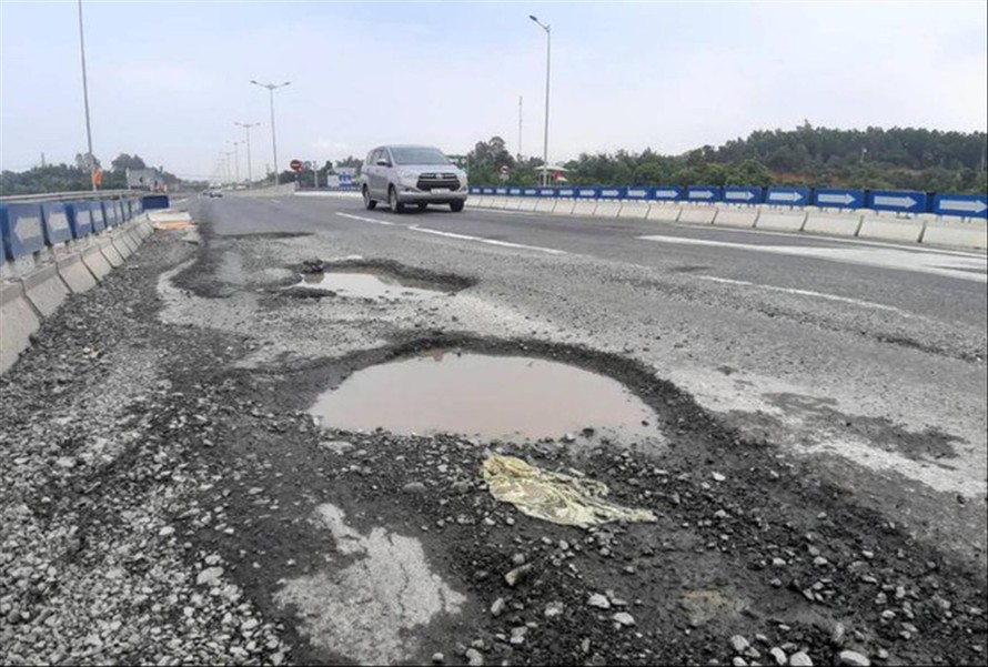 Dự án cao tốc Đà Nẵng- Quảng Ngãi sau 14 tháng vận hành đã bị hư hỏng cục bộ