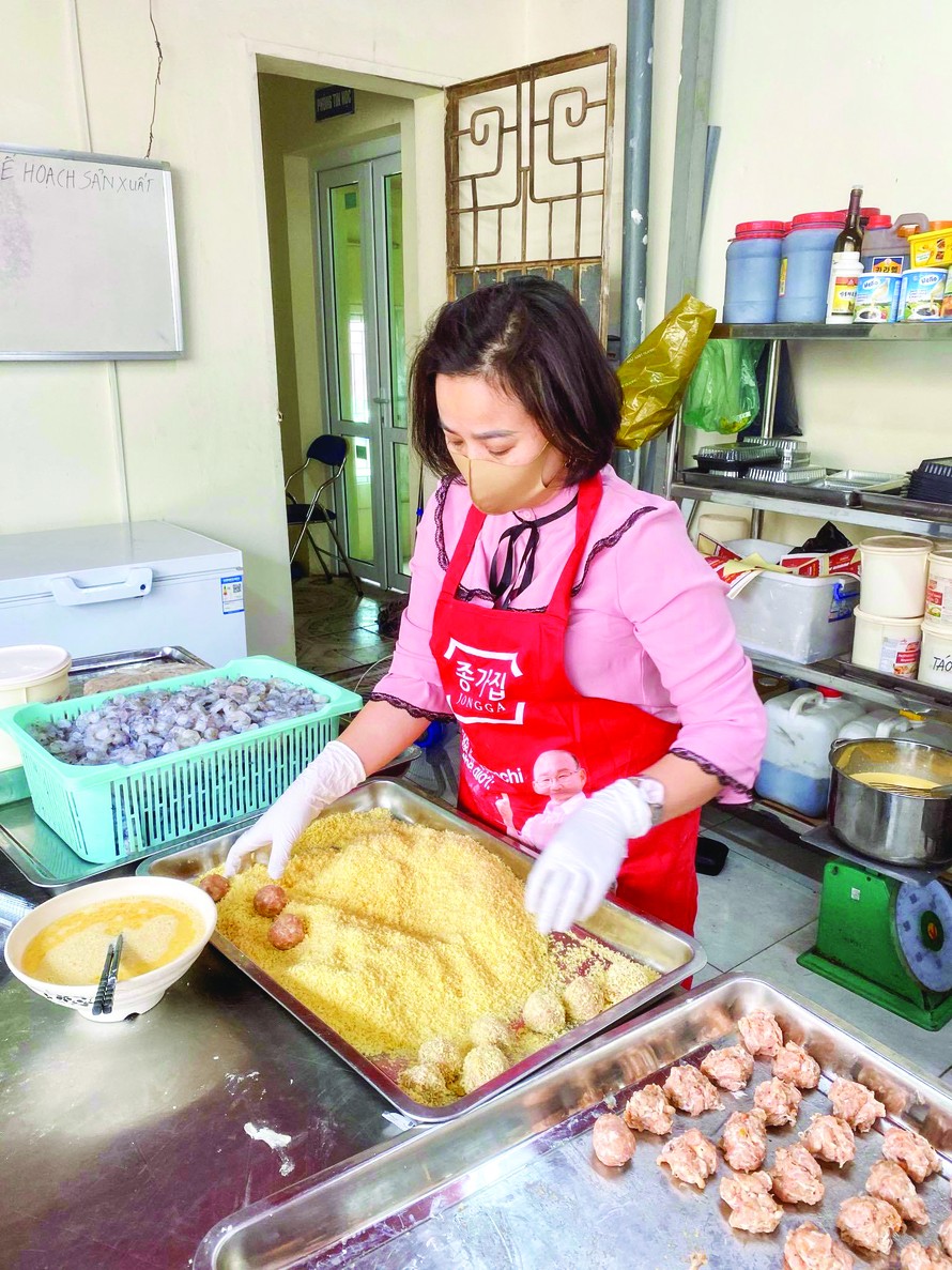 Chị Đoàn Kim Chi tất bận làm đồ ăn phục vụ các gia đình trong mùa dịch COVID-19