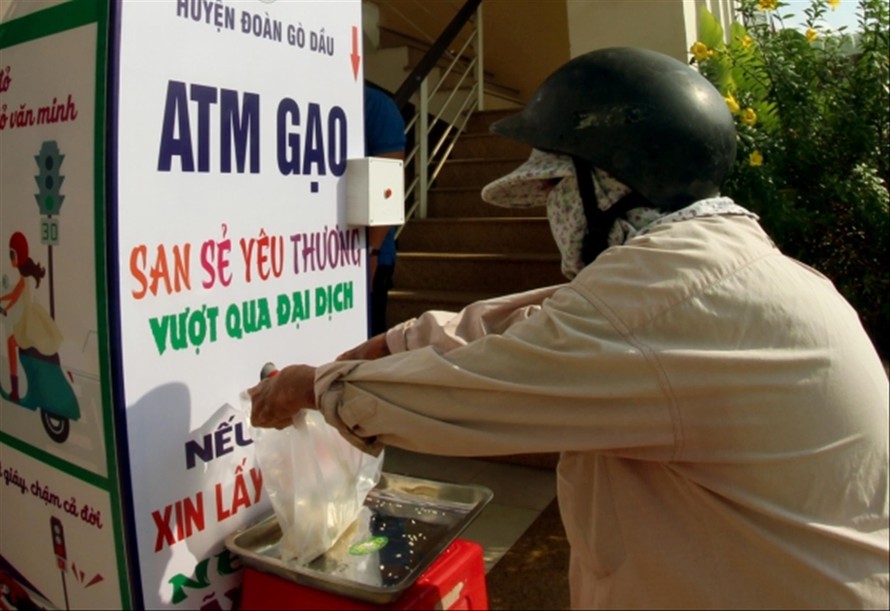 Người dân nhận gạo tại ATM gạo do tuổi trẻ Tây Ninh thiết kế, lắp đặt