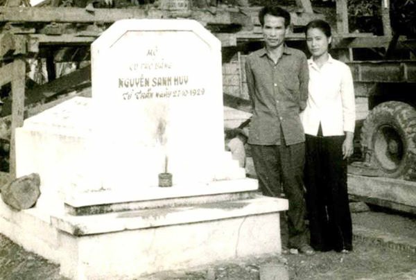 Vợ chồng nhà văn Sơn Tùng bên mộ cũ của cụ Nguyễn Sinh Sắc (tức Nguyễn Sinh Huy).. Ảnh: ĐINH KHẮC GIAO (do gia đình nhà văn Sơn Tùng cung cấp)