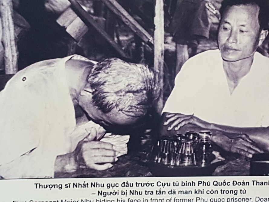 Hung thần Bảy Nhu gập người trước ánh mắt của người tù binh Trần Thanh Phương người đã bị Nhu tra tấn dã man trong một cuộc gặp. (Ảnh Bảo tàng Phú Quốc)