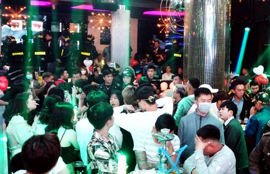 Công an Lâm Đồng đột kích quán bar phát hiện gần 100 thanh niên sử dụng ma túy ảnh: kim anh