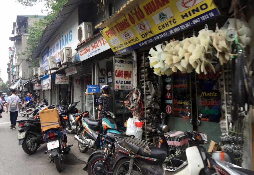 Hàng loạt cửa hàng thiết bị, phụ tùng ô tô tại chợ Trời Ảnh: Nguyễn Hoàn 