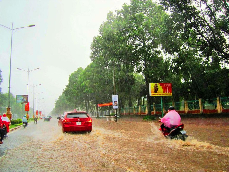 Tuyến đường Nguyễn Tất Thành ngập trong nước khi mưa 