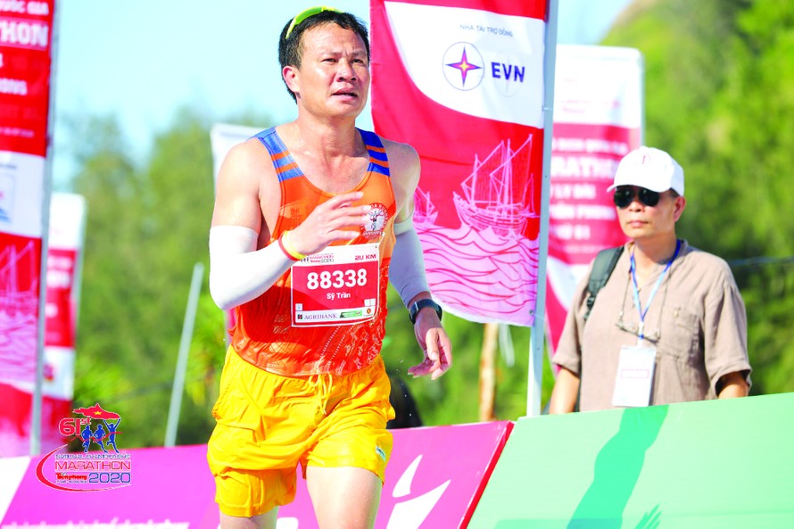 HLV Trần Văn Sỹ trên đường chạy Tiền Phong Marathon 2020 
