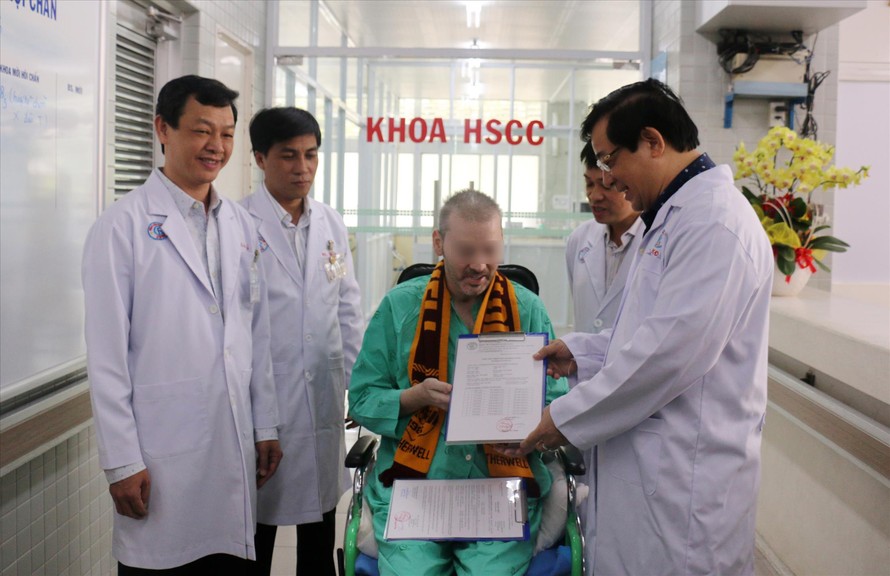 Bệnh nhân 91 nhận giấy xuất viện Ảnh: ngô bình 
