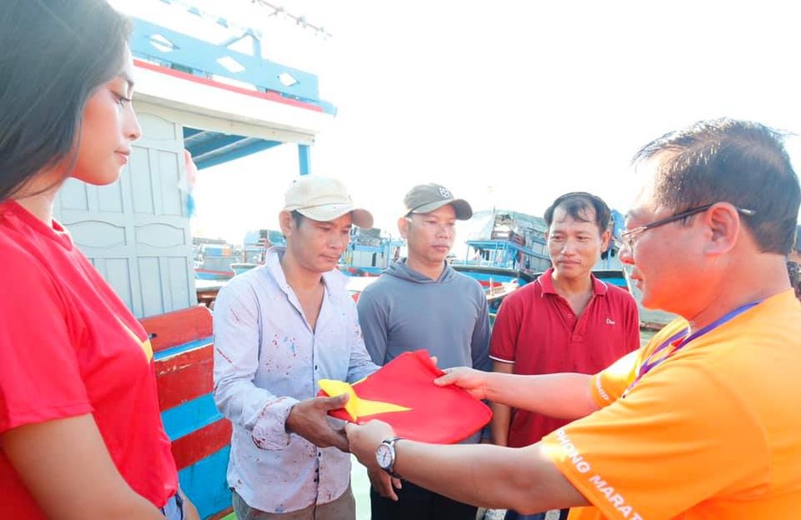 BTC giải chạy Tiền Phong tặng cờ cho ngư dân. Ảnh: Như Ý 