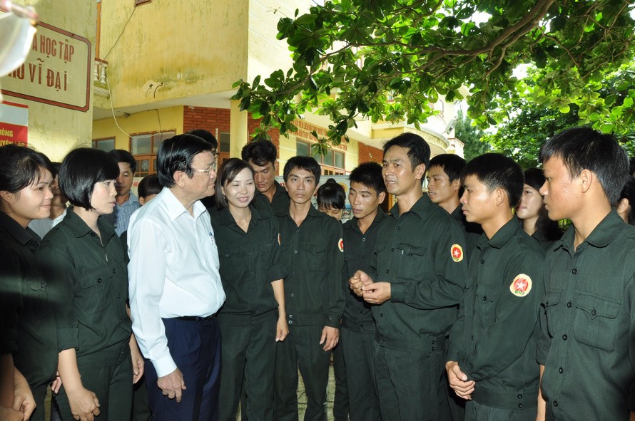 Nguyên Chủ tịch nước Trương Tấn Sang trong một lần thăm đội TNXP trên đảo Bạch Long Vĩ. Ảnh: NVCC