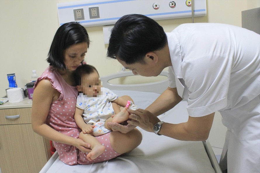 Trẻ mắc tay chân miệng điều trị tại Bệnh viện E ảnh: p.v