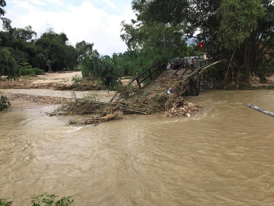 Một chiếc cầu ở huyện Vị Xuyên, tỉnh Hà Giang bị lũ cuốn trôi. Ảnh: Ngọc Hà 
