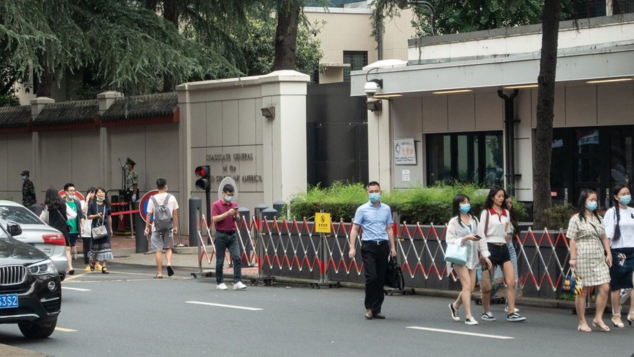 Bên ngoài tổng lãnh sự quán Mỹ ở Thành Đô, Trung Quốc, ngày 23/7. Ảnh: Getty Images 