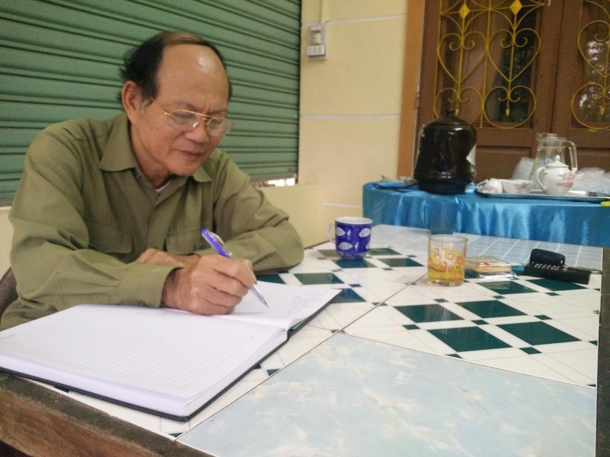 Cựu chiến binh Nguyễn Thanh Bình kiểm tra thông tin ghi chép về liệt sĩ để tổ chức tìm kiếm hài cốt các anh