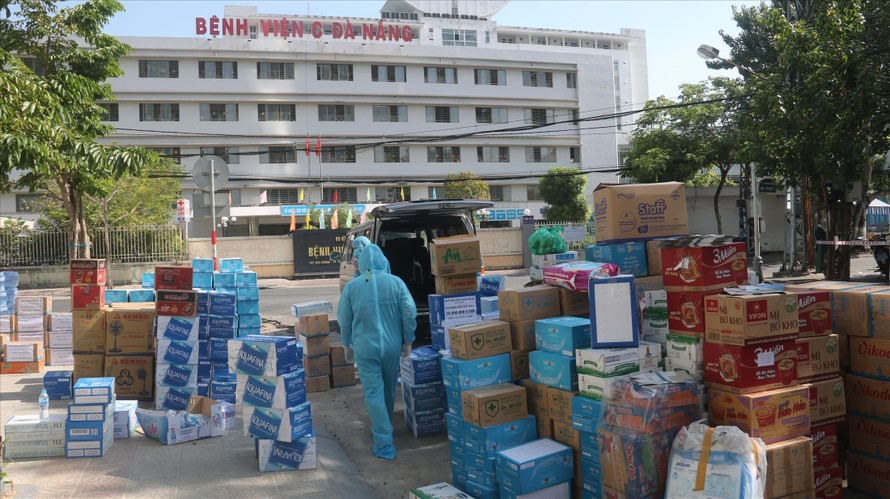 Hàng hoá người dân, các đơn vị ủng hộ tập trung trước công Bệnh viện C Đà Nẵng Ảnh: Nguyễn Thành