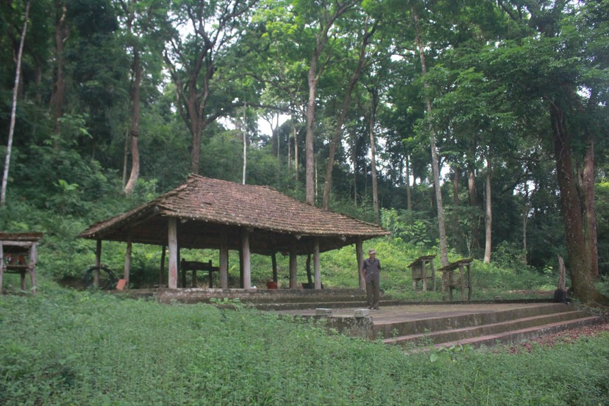 Ngôi đình của người dân tộc Cao Lan trong khu rừng lim 