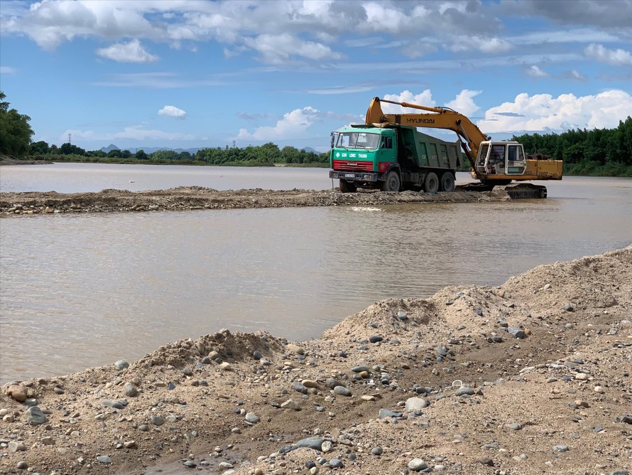 Khai thác cát tràn lan trên sông Dinh của tỉnh Ninh Thuận 