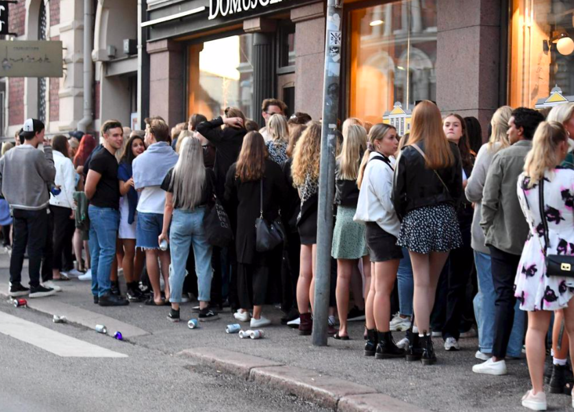 Nhiều người xếp hàng trước một câu lạc bộ đêm sau khi các biện pháp hạn chế được dỡ bỏ ở Helsinki, Phần Lan, ngày 15/7 ảnh: Reuters 