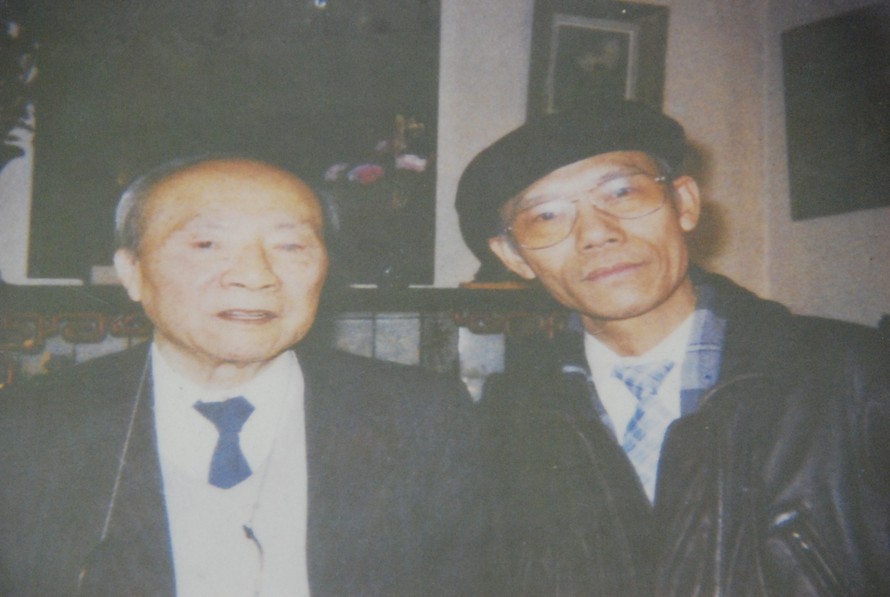 Học giả Hoàng Xuân Hãn (trái) cùng nhà văn Nguyễn Đức Hiền, Paris 1992 