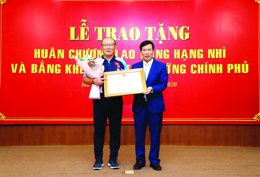 HLV Park Hang Seo nhận Huân chương Lao động hạng Nhì vì những đóng góp cho bóng đá Việt Nam ảnh: Như Ý 