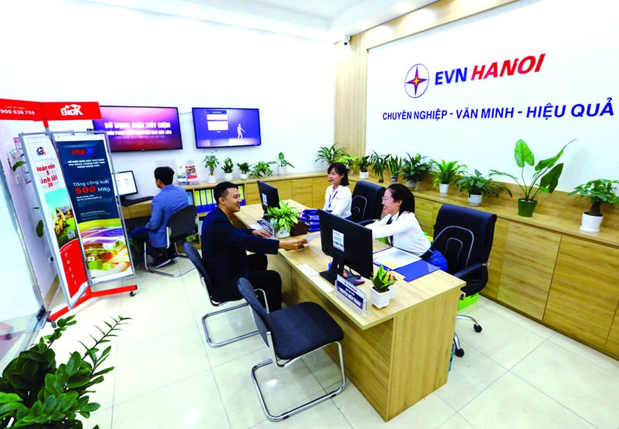 Từ chỉ có một phương thức thanh toán tiền điện, EVN HANOI “trao tận tay” khách hàng 4 phương thức với gần 70 hình thức thanh toán
