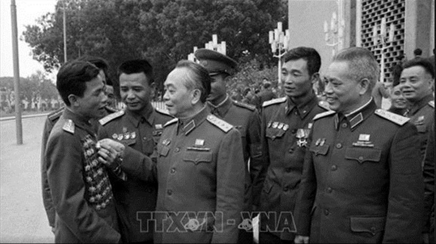 Anh hùng Trịnh Tố Tâm (bên trái) trong lần gặp Đại tướng Võ Nguyên Giáp ẢNH: TTXVN