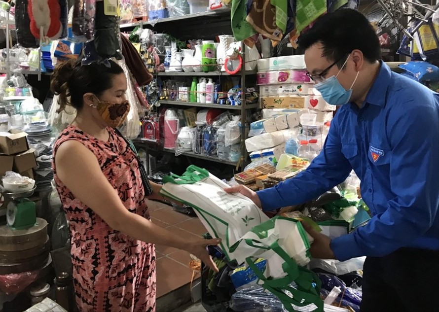 Những chiếc túi thân thiện môi trường được phát tới tay tiểu thương chợ Văn La Ảnh: CTV 