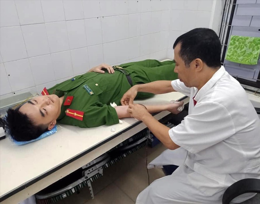 Thiếu úy Trần Phúc Thắng (Công an huyện Hương Sơn, Hà Tĩnh) hiến máu cứu người, tối 5/9 Ảnh: PV 