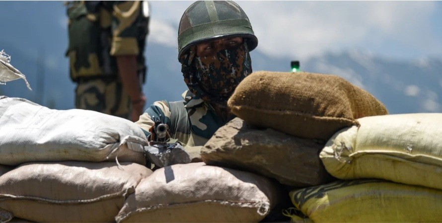 Một lính Ấn Độ làm nhiệm vụ ở biên giới trên dãy Himalaya ảnh: DPA 