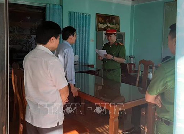 Cơ quan Cảnh sát điều tra Công an tỉnh Gia Lai tiến hành đọc lệnh bắt tạm giam đối với ông Nguyễn Hồng Lam, Chủ tịch UBND huyện Đức Cơ. Ảnh: TTXVN