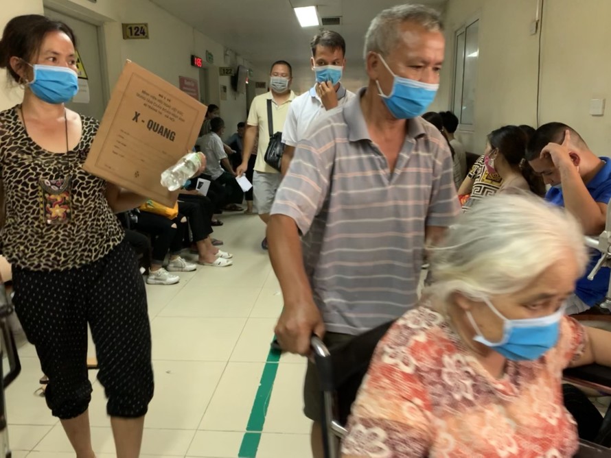 Người dân đến khám bệnh tại một phòng khám tư nhân ở Hà Nội