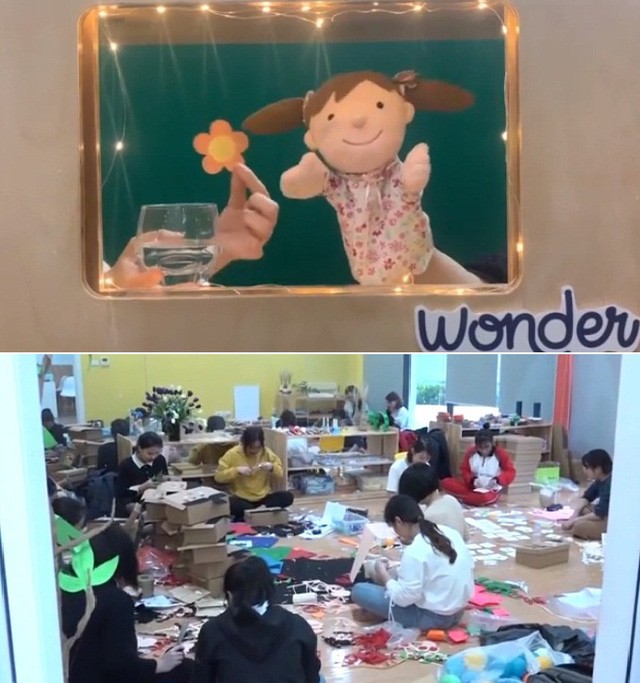 Các tình nguyện viên đang đóng gói sản phẩm Chiếc hộp trò chơi giáo dục “Hà Nội Reo Vang Reo”