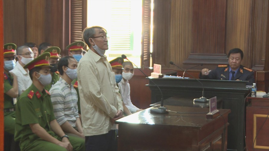 Bị cáo Nguyễn Khanh (đứng) tại phiên tòa hôm 21/9 Ảnh: PV