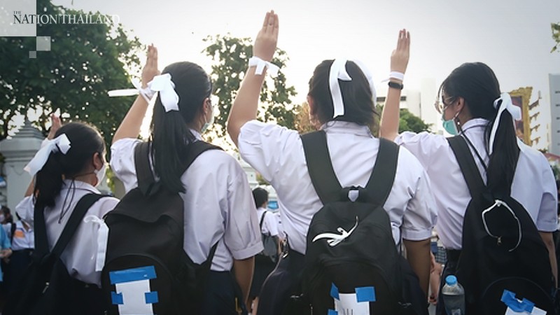 Một nhóm “Học sinh hư” buộc ruy băng trên tóc và giơ 3 ngón tay chào ảnh: The Nation 