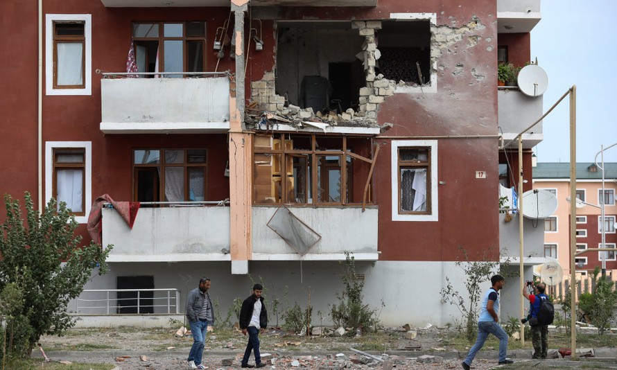 Một tòa nhà ở quận biên giới Tartar của Azerbaijan bị hư hại trong các cuộc pháo kích gần đây Ảnh: Getty Images