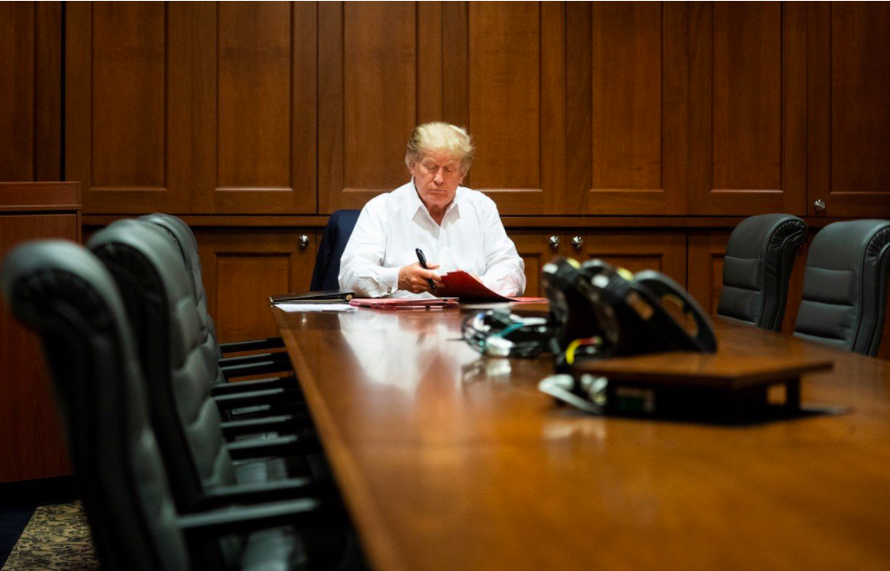 Tổng thống Donald Trump làm việc trong phòng họp của Trung tâm quân y Walter Reed ảnh: Getty Images 