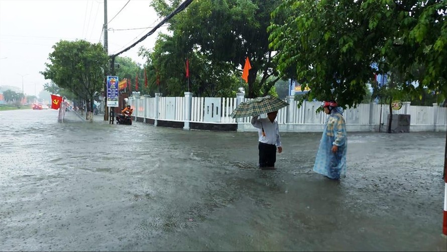 Mưa lớn khiến nhiều tuyến đường ở TP Tam Kỳ, Quảng Nam ngập nặng ảnh: hoài văn