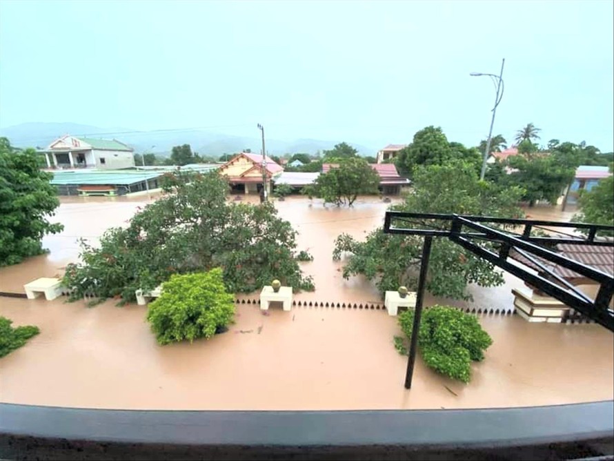 Ngập lụt tận mái nhà dân ở khóm Tân Kim, thị trấn biên ải Lao Bảo, huyện Hướng Hóa, tỉnh Quảng Trị